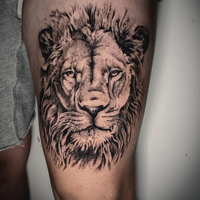 Tatuaje blackwork de un león, ESAP Madrid Tatuaje blackwork de un león, ESAP Madrid